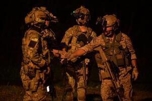 soldados dentro militares Operação às noite dentro soldados Treinamento foto