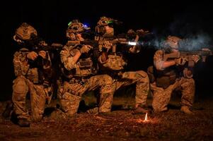 soldados dentro camuflar uniformes visando com seus rifles pronto para fogo durante militares Operação às noite soldados Treinamento dentro uma militares Operação foto