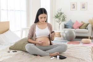 grávida mulher verificação sangue açúcar nível de usando digital glicose metro, saúde Cuidado, medicamento, diabetes, glicemia conceito foto