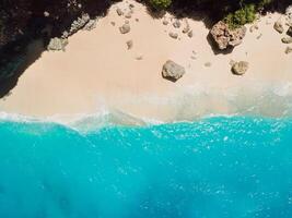 aéreo Visão do de praia com pedras e turquesa oceano dentro Havaí foto