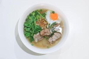 carne de porco sopa ou carne de porco costela sopa com ovo e vegetal ou fervido arroz com carne de porco ou fervido arroz sopa e ovo foto