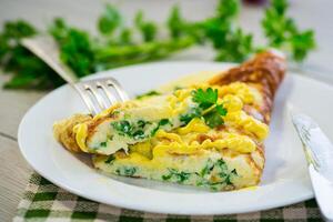 frito omelete recheado com ervas, salsinha, aneto foto