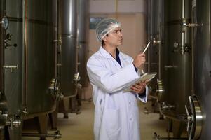 profissional enólogo controlando vinho fazer processo e qualidade às adega fábrica foto