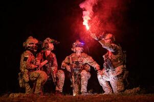 soldados dentro camuflar uniformes visando com seus rifles pronto para fogo durante militares Operação às noite, soldados Treinamento dentro uma militares Operação foto