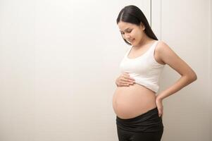 retrato do lindo grávida mulher, fertilidade infertilidade tratamento, fertilização in vitro, futuro maternidade conceito foto