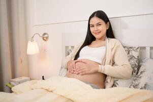 retrato do lindo grávida mulher, fertilidade infertilidade tratamento, fertilização in vitro, futuro maternidade conceito foto