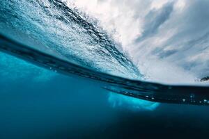 grande oceano azul aceno. quebra barril onda foto