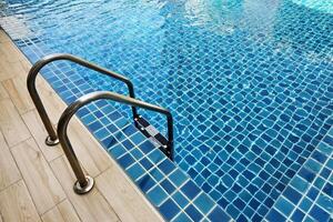 inoxidável aço natação piscina escada. foto