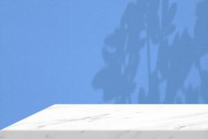 branco mármore mesa canto com luz feixe, sombra, e Holofote em a azul concreto parede fundo foto