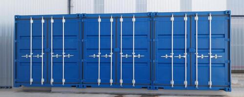 três azul Remessa containers com fechadas portas foto