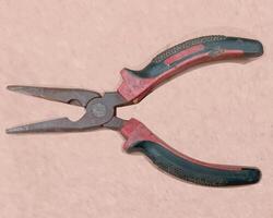 ferro metal aperto e corte ferramenta, alicate, com uma texturizado Projeto em uma Castanho fundo foto