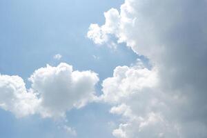 azul céu com nuvem. natural fundo com cópia de espaço. foto