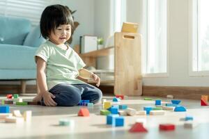 feliz ásia criança jogando e Aprendendo brinquedo blocos. crianças estão muito feliz e animado às lar. criança ter uma ótimo Tempo jogando, Atividades, desenvolvimento, atenção déficit hiperatividade transtorno foto