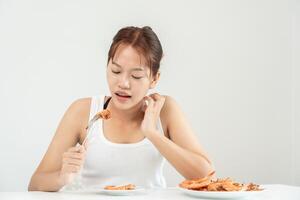 Comida alergias, mulheres ter reações comichão e vermelhidão depois de comendo camarão, frutos do mar alergia, coceira, irritação na pele, abdominal dor, diarréia, peito aperto, inconsciência, morte, forte evitar alergias foto