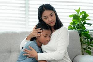 problema dentro família. mãe abraço e encorajar, sentir estressado a partir de a pais briga. criança é ter mental problema. querelas, violência, depressão, suicídio, desânimo, social problema foto