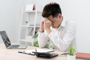 depressão e mental doença. homem decepcionar, triste depois de receber mau notícias. estressado Garoto confuso com infeliz problema, discutindo com namorada, chore e preocupação sobre inesperado trabalhar, baixa economia. foto