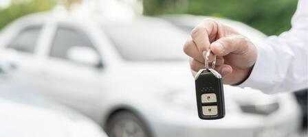 alugar, aluguel carro, vender, comprar. concessionária Gerente mandar carro chaves para a Novo proprietário. vendas, empréstimo crédito financeiro, renda veículo, seguro, alugar, vendedor, distribuidor, prestação, carro Cuidado o negócio foto