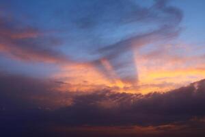 uma pôr do sol céu com nuvens e uma roxa céu com uma poucos nuvens. foto