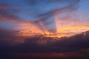 uma pôr do sol céu com nuvens e uma roxa céu com uma poucos nuvens. foto