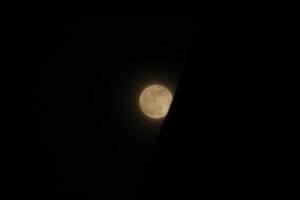 a cheio lua dentro a Preto céu foto