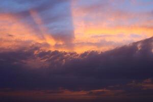 uma pôr do sol céu com nuvens e uma roxa céu com uma poucos nuvens. foto