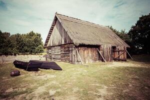 velha casa de madeira em kluki, polônia foto