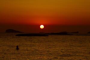 pôr do sol às a de praia cala conta,ibiza,espanha foto