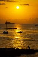 ibiza lindo pôr do sol dentro cala conta, Ibiza, perto san antonio foto