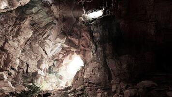 uma caverna preenchidas com grande quantidade do pedras e água foto