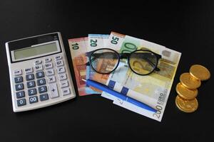 dinheiro, euro contas fundo. finança e economia conceitos. dinheiro espalhados em a secretária.euro moeda notas fundo. foto