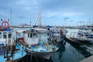 Limassol, Chipre - abril 15, 2024 velho porta do Limassol com lindo pescaria barcos às pôr do sol foto