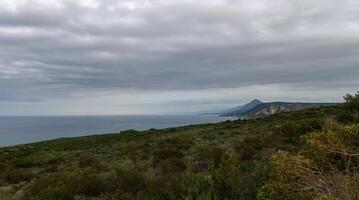 montanhas em a Mediterrâneo costa dentro Chipre dentro inverno 1 foto