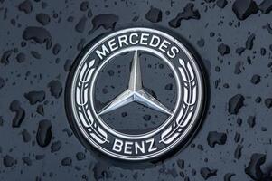 gasiveren Chipre 23.03.2024 - mercedes logotipo em a de capuz com pingos de chuva 2 foto