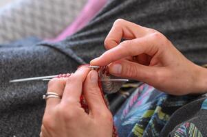 mulher mãos tricotar uma meia com tricô agulhas. fechar-se 3 foto