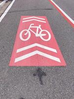 pintura dentro vermelho e branco, símbolo para uma ciclo faixa exclusivamente para bicicletas, dentro a urbano Centro Próximo para a Avenida. foto