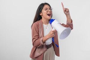 lindo jovem ásia mulher vestindo Óculos segurando megafone gesticulando oração com mãos isolado em branco fundo. foto