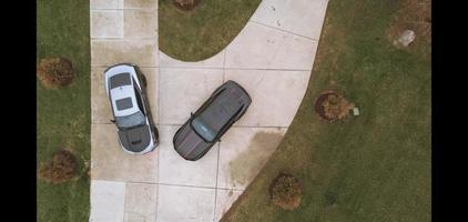 dois carros estacionados em garagem privada foto