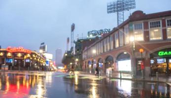 Boston, Massachusetts, 2021 - rua chuvosa e úmida de Lansdowne em Boston foto