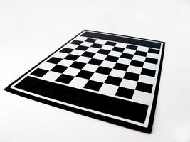 mesa de xadrez preto e branco sobre um fundo branco. foto