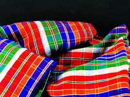 tanga ou estilo de tecido escocês isolado no fundo preto. foto