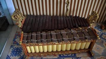 instrumento musical tradicional do japonês indonésio. a música gamelan da Indonésia. um conjunto de instrumentos musicais de gamelão javanês foto