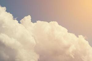 branco cumulus nuvens contra uma brilhante azul céu Como fundo, tonificado foto