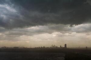 nublado céu e tempestade nuvens sobre a cidade foto