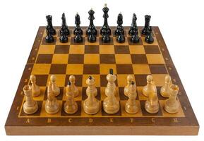 de madeira xadrez borda com a peças isolado em uma branco fundo foto