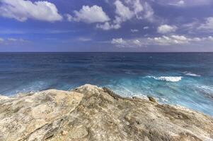 rochas com vista para o mar do caribe foto