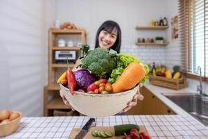 ásia dona de casa é mostrando variedade do orgânico legumes para preparar simples e fácil japonês prato para cozinhar salada refeição para vegano e vegetariano alma Comida foto