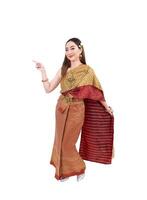 tailandês mulher dentro elegante rico tradicional vestir fazendo mão apresentando gesto para promovendo cultura dentro Tailândia isolado em a branco fundo foto