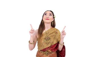 tailandês mulher dentro elegante rico tradicional vestir fazendo mão apresentando gesto para promovendo cultura dentro Tailândia isolado em a branco fundo foto
