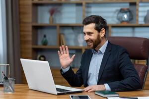 conectados reunião, maduro homem de negocios dentro escritório falando remotamente conectados com colegas e parceiros, ligar Senior masculino executivo usando computador portátil para comunicar foto