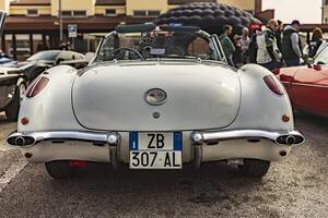 vicenza Itália 19 marcha 2024 requintado detalhe do uma primeiro Series Década de 1950 Chevrolet corveta exibindo vintage elegância foto